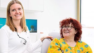 Zahnärztin und Patientin AllDent