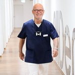 Dr. Bolz geht durch AllDent Flur