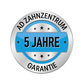 Rundes Garantie-Symbol mit silbernem Rand. In der Mitte steht '5 Jahre' in blauer Schrift auf einem grauen Hintergrund. Oben und unten sind die Worte 'AD ZAHNZENTRUM' und 'GARANTIE' in schwarzer Schrift.