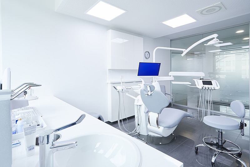 Blick auf einen Behandlungsstuhl in einem Praxiszimmer