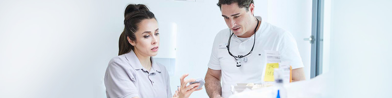 Zahntechnikerin und Zahnarzt im Labor im AD Zahnzentrum